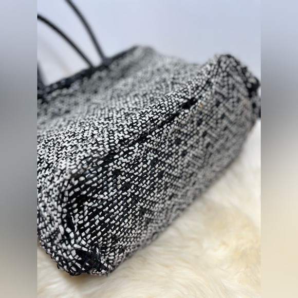 Anthropologie Black and Cream Flower Raffia/ Tweed Field of Flowers Tote Bag - Picture 9 of 12